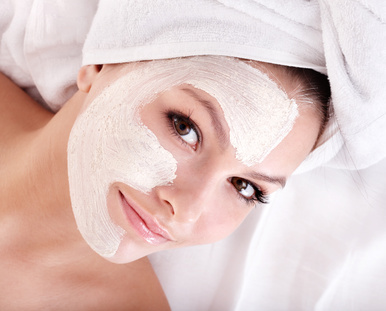 Frau mit halber Maske
