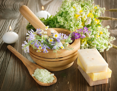 Holzlöffel und Mörser mit Salz und Blumen Holzlöffel und Mörser mit Salz und Blumen